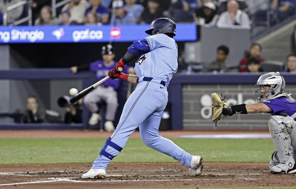 ロッキーズ戦の７回、左前適時打を放つ岡本（共同）