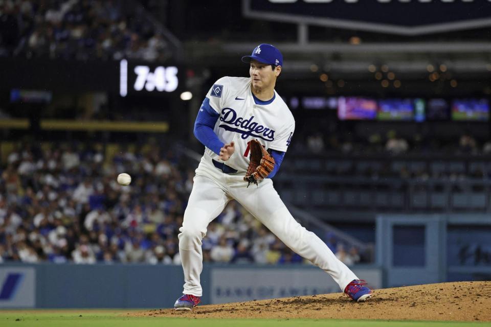 ３回、打球に反応する大谷。投ゴロとする（共同）