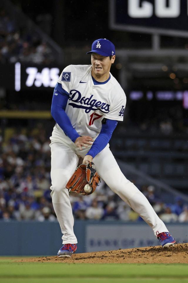 ３回、打球に反応する大谷。投ゴロとする（共同）