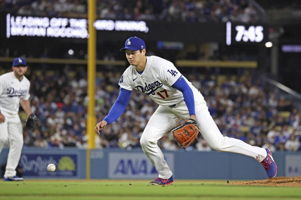 ３回、グラブに当てた打球を処理する大谷。投ゴロとする（共同）