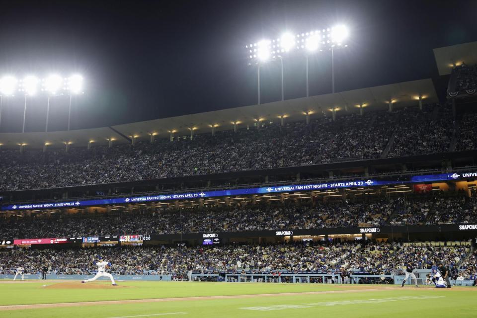 ドジャースタジアムを埋めたファン。マウンド上は先発で今季初登板した大谷（共同）