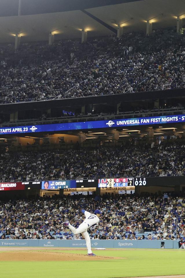 ドジャースタジアムを埋めたファン。マウンド上は先発で今季初登板した大谷（共同）