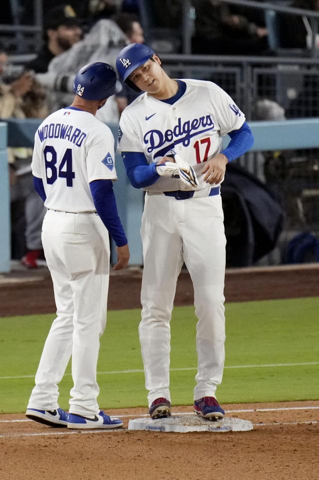 ３回、四球で出塁した大谷（共同）