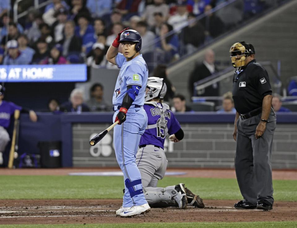 ５回、ストライク判定にヘルメットをたたくしぐさをして「ロボット審判」を用いた「チャレンジ」を求める岡本。判定は覆らず見逃し三振となる（共同）