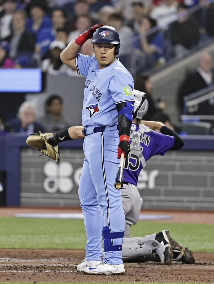 ５回、ストライク判定にヘルメットをたたくしぐさをして「ロボット審判」を用いた「チャレンジ」を求める岡本。判定は覆らず見逃し三振となる（共同）