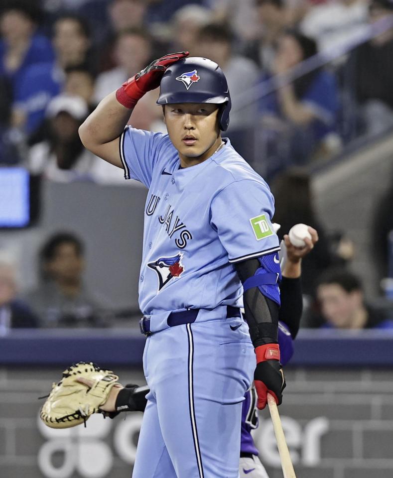 ５回、ストライク判定にヘルメットをたたくしぐさをして「ロボット審判」を用いた「チャレンジ」を求める岡本。判定は覆らず見逃し三振となる（共同）