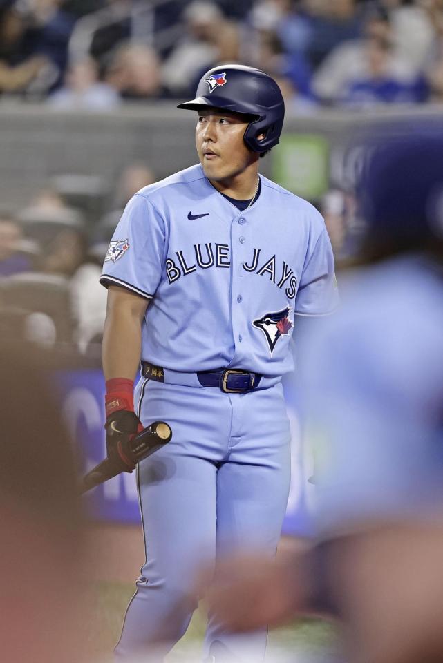 ５回、「ロボット審判」を用いた「チャレンジ」を求めたが判定は覆らず見逃し三振に倒れた岡本（共同）