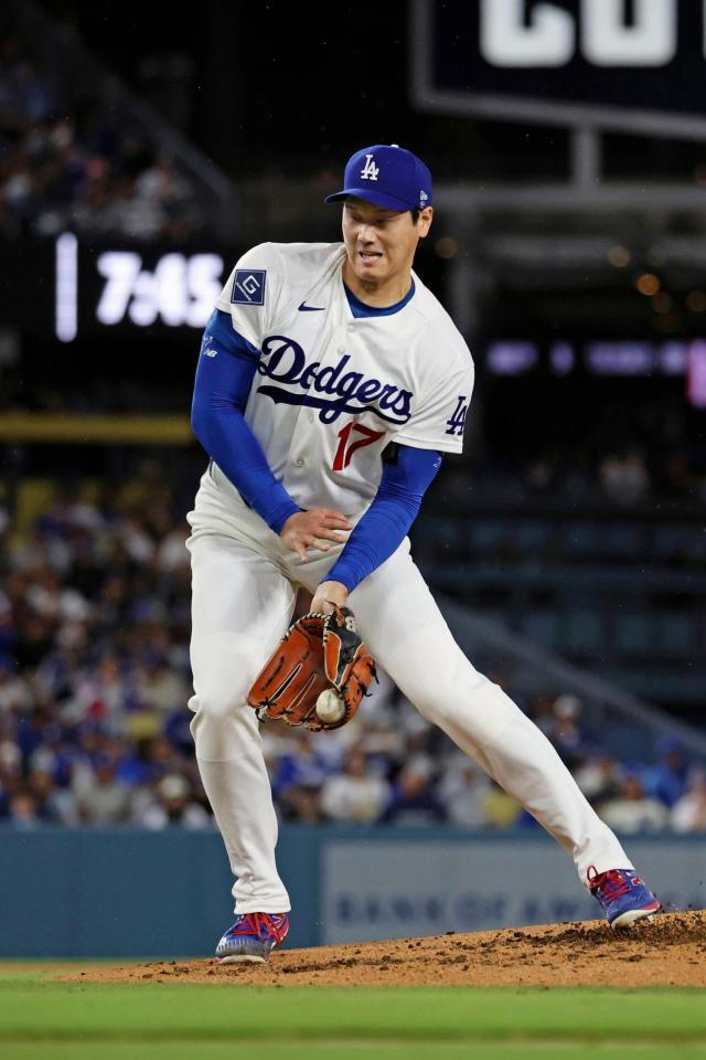 ３回、ロッキオの打球に反応する大谷。投ゴロとする（共同）