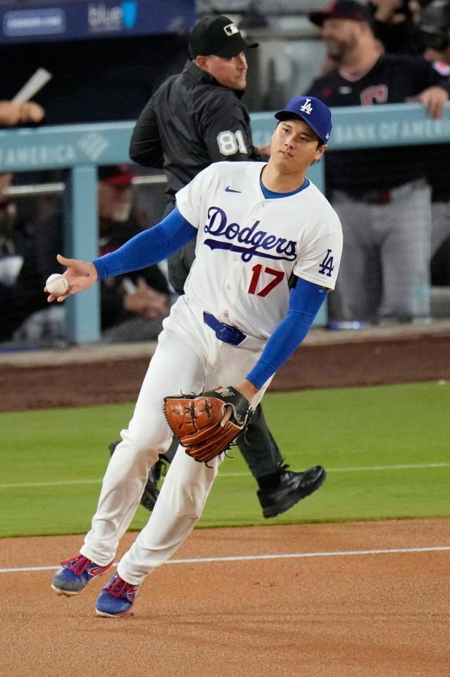 １回、デローターの一ゴロでベースカバーに入った大谷（共同）