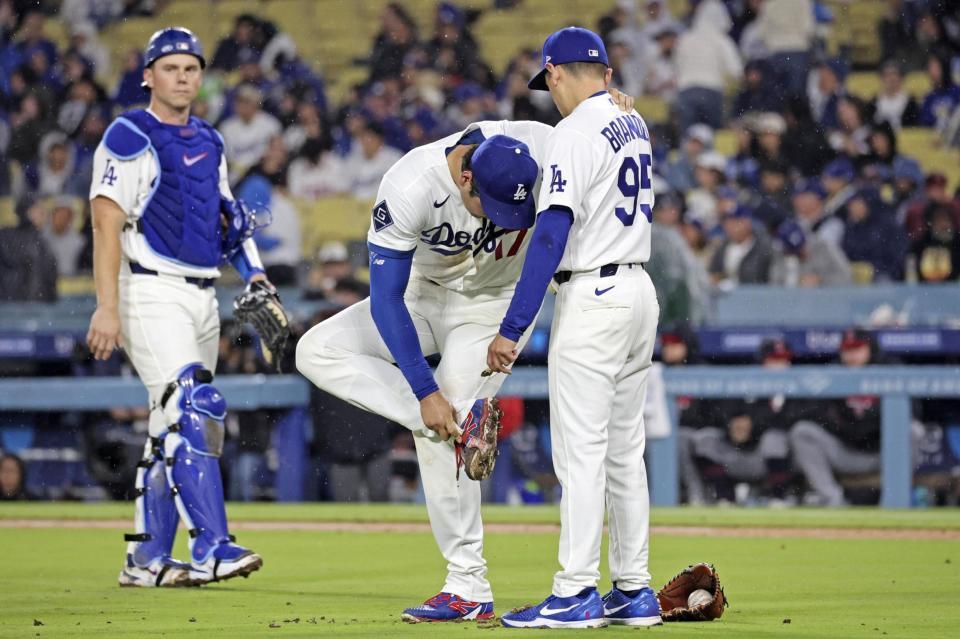 　ガーディアンズ戦の６回、スパイクの泥を落とす大谷（中央）＝共同