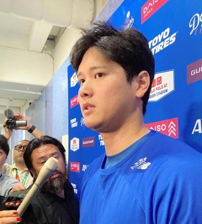 　試合後、報道陣の質問に答える大谷（撮影・小林信行）