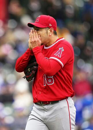 １回を投げ終え、手に息を吹きかけながらベンチへ戻る菊池（共同）