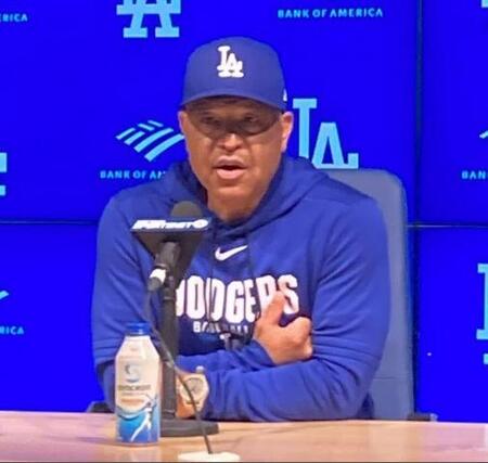 試合前の会見で報道陣の質問に答えるロバーツ監督（撮影・小林信行）