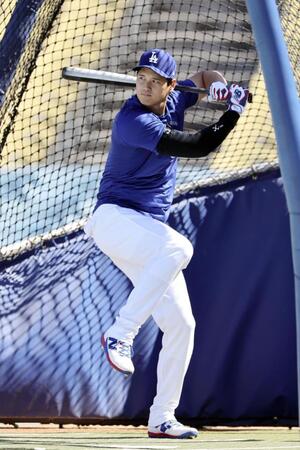 試合前に打撃練習する大谷（共同）