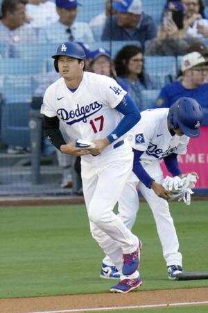 １回、四球で出塁する大谷（共同）