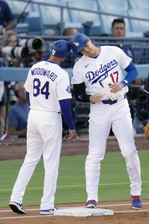 １回、四球で出塁した大谷（共同）