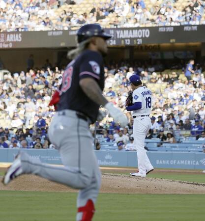 ３回、アリアス（手前）に本塁打を浴びた山本（共同）