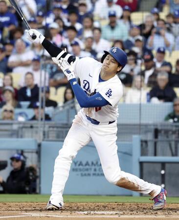 ３回、空振り三振に倒れる大谷（共同）