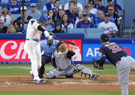 ６回、二ゴロ併殺に倒れる大谷。投手ウィリアムズ（共同）