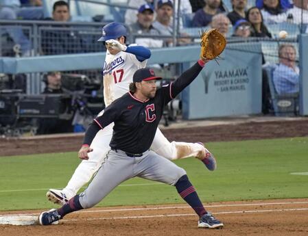 ６回、二ゴロ併殺に倒れるドジャース・大谷（１７）＝共同