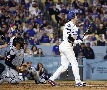 ８回、空振り三振に倒れた大谷（共同）