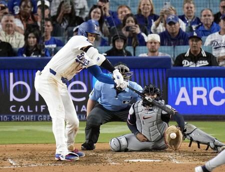 ８回、空振り三振に倒れる大谷（共同）