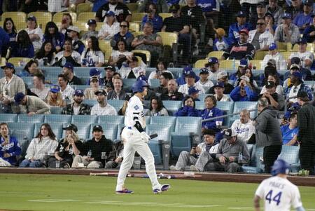 ８回、空振り三振に倒れて戻る大谷（共同）