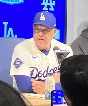 試合後、報道陣の質問に答えるロバーツ監督（撮影・小林信行）