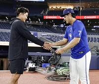 　試合前、握手を交わす岡本（右）と菅野（共同）