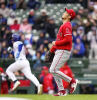 ３回、ショー（奥）にカブス４点目となる適時打を許した先発の菊池（共同）