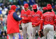 カブス戦の６回途中、降板するエンゼルス先発の菊池（左から２人目）＝共同