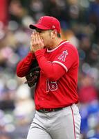 １回を投げ終え、手に息を吹きかけながらベンチへ戻る菊池（共同）