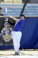 試合前に打撃練習する大谷（共同）