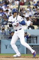 １回、四球を選ぶ大谷（共同）