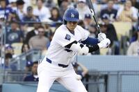 １回、四球を選ぶ大谷（共同）