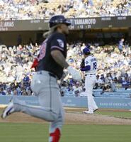 ３回、アリアス（手前）に本塁打を浴びた山本（共同）