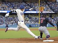 ６回、二ゴロ併殺に倒れる大谷（共同）