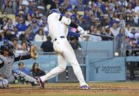 ６回、二ゴロ併殺に倒れる大谷（共同）