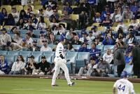８回、空振り三振に倒れて戻る大谷（共同）