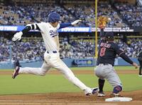 ６回、二ゴロ併殺に倒れる大谷（提供・共同通信社）