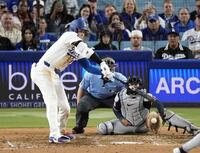 ８回、空振り三振に倒れる大谷（共同）