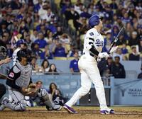 ８回、空振り三振に倒れた大谷（共同）