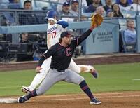 ６回、二ゴロ併殺に倒れるドジャース・大谷（１７）＝共同