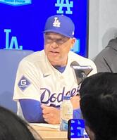 試合後、報道陣の質問に答えるロバーツ監督（撮影・小林信行）