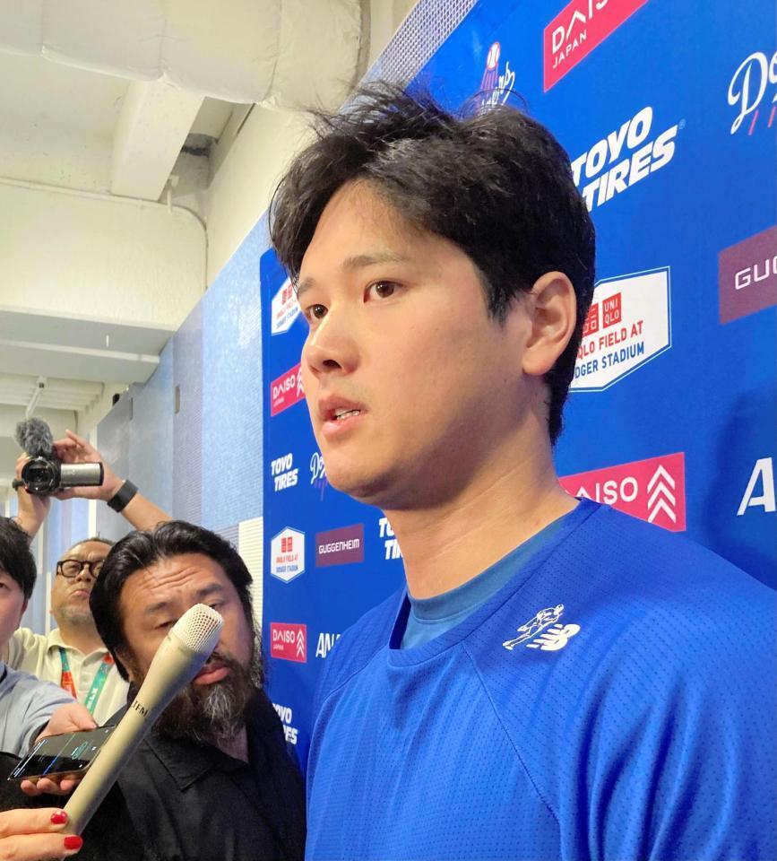 　試合後、報道陣の質問に答える大谷（撮影・小林信行）