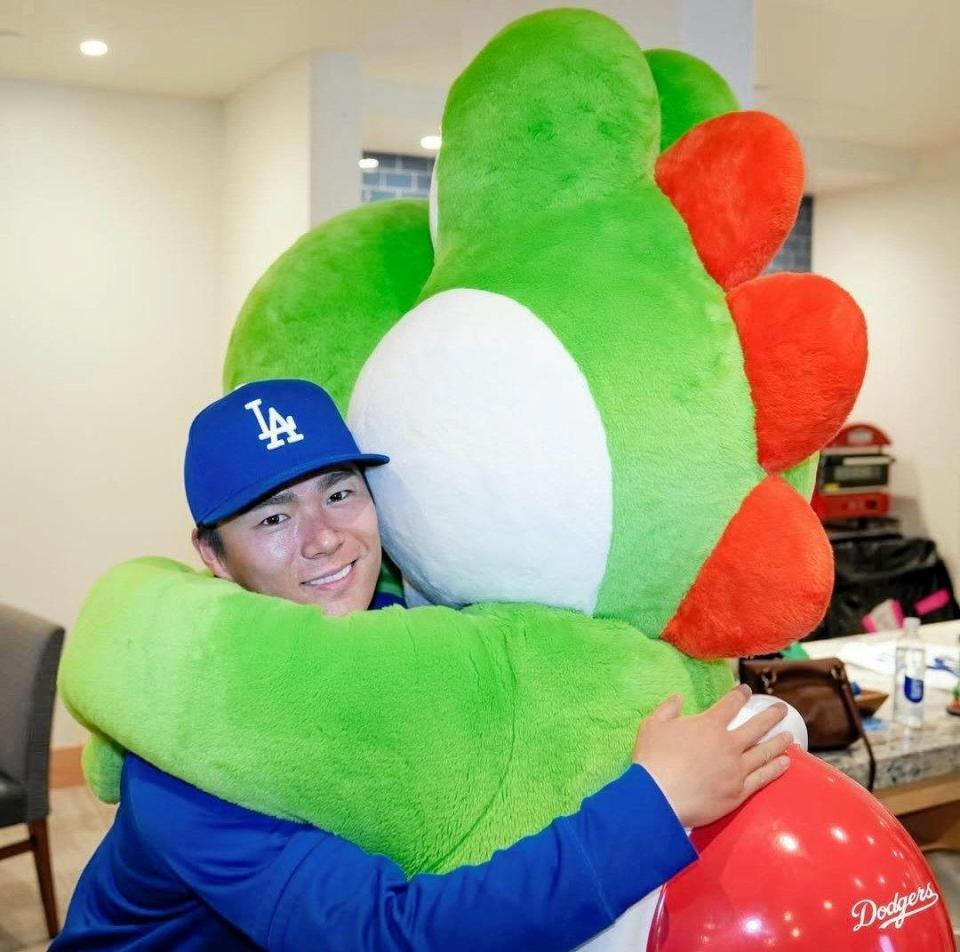 ヨッシーとハグする山本由伸（ロサンゼルス・ドジャース提供）