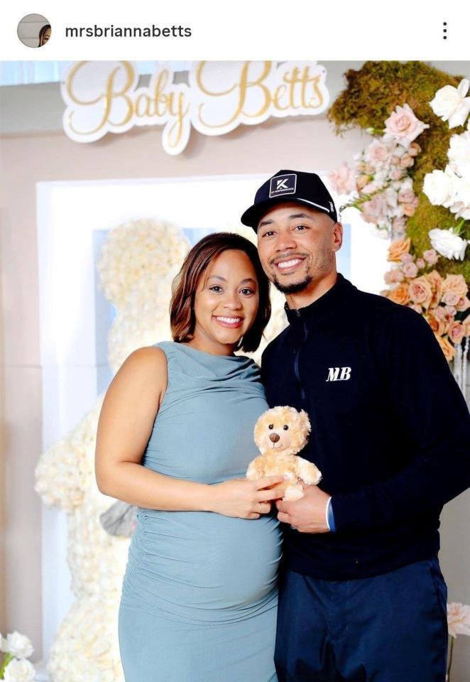 ベッツ（左）と妻・ブリアンナさん。ブリアンナさんのインスタグラム（ｍｒｓｂｒｉａｎｎａｂｅｔｔｓ）より