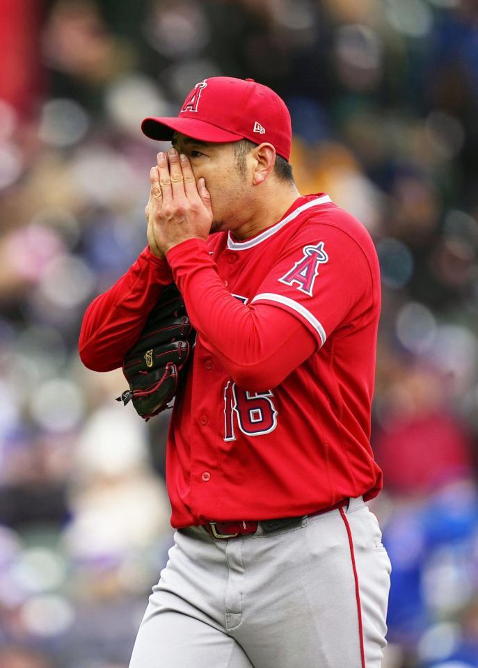 １回を投げ終え、手に息を吹きかけながらベンチへ戻る菊池（共同）