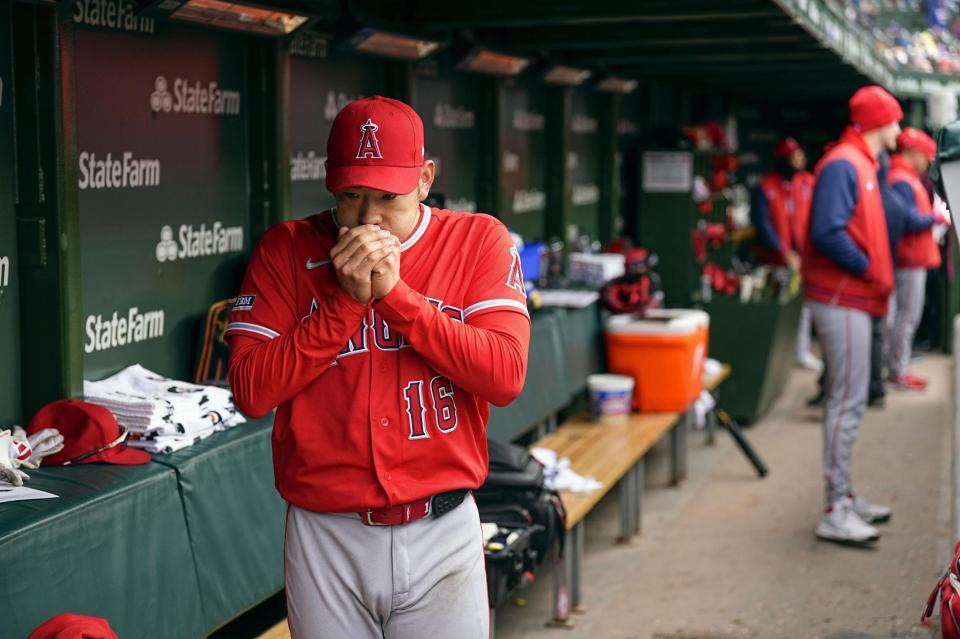 ６回途中で降板し、ベンチで手に息を吹きかける先発の菊池（共同）