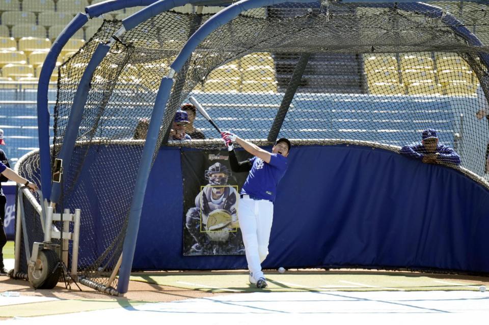 試合前に打撃練習する大谷（共同）